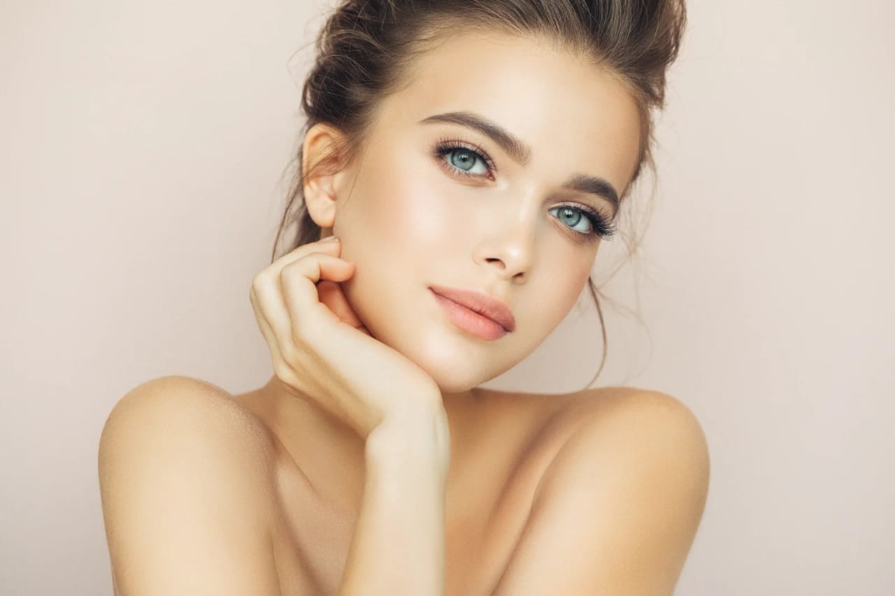 Model met natuurlijke make-up en LashVie press-on wimpers