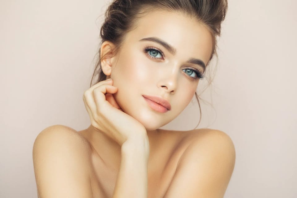 Model met natuurlijke make-up en LashVie press-on wimpers